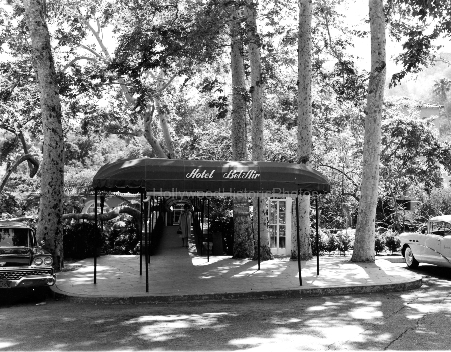 Hotel Bel-Air 1961 Front Entrance WM.jpg